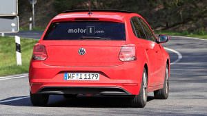 Красный Volkswagen Polo 2018 на дорожных испытаниях