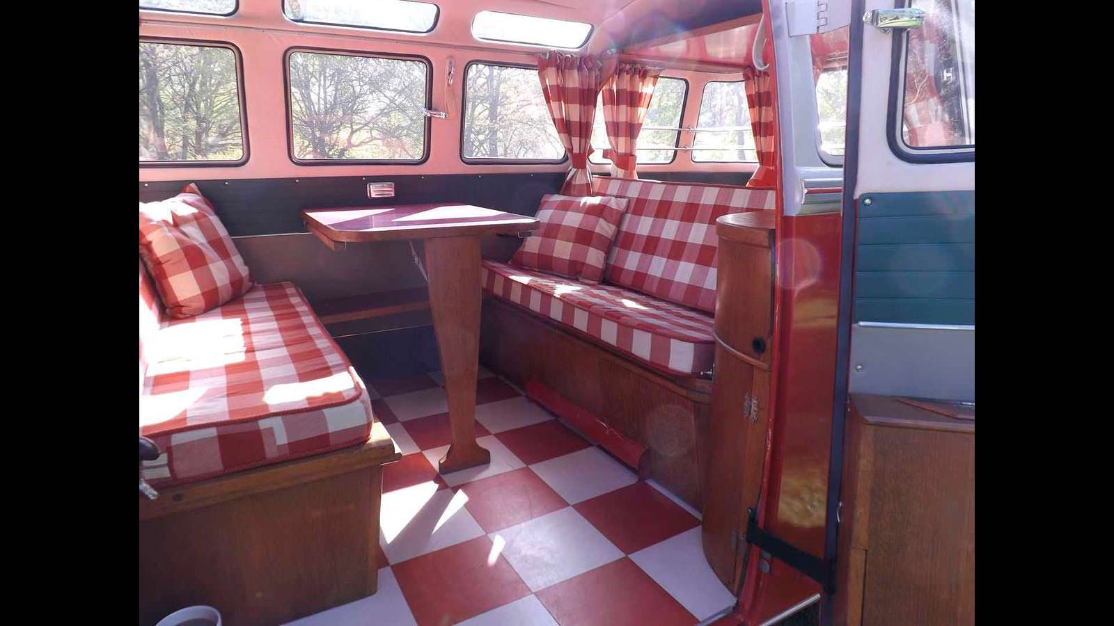 Фото | Салон Volkswagen T1 Samba 1959 года выпуска