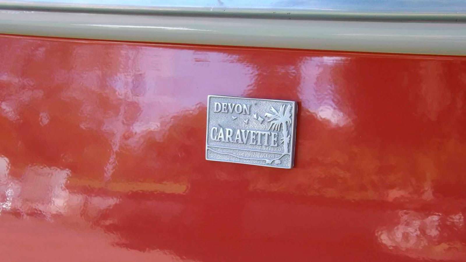 Оранжевый кузов Volkswagen T1 Samba 1959 года выпуска