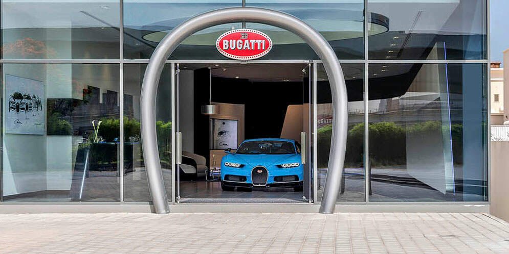 Bugatti открыла крупнейший салон в Дубае (кто бы сомневался)