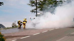 Пожарная бригада тушит Audi A7 Sportback в Альпах