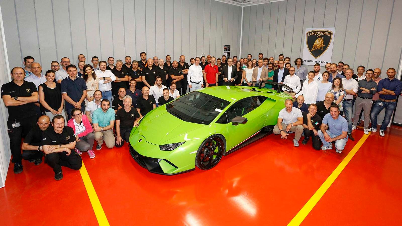 Команда центра акустических испытаний Lamborghini