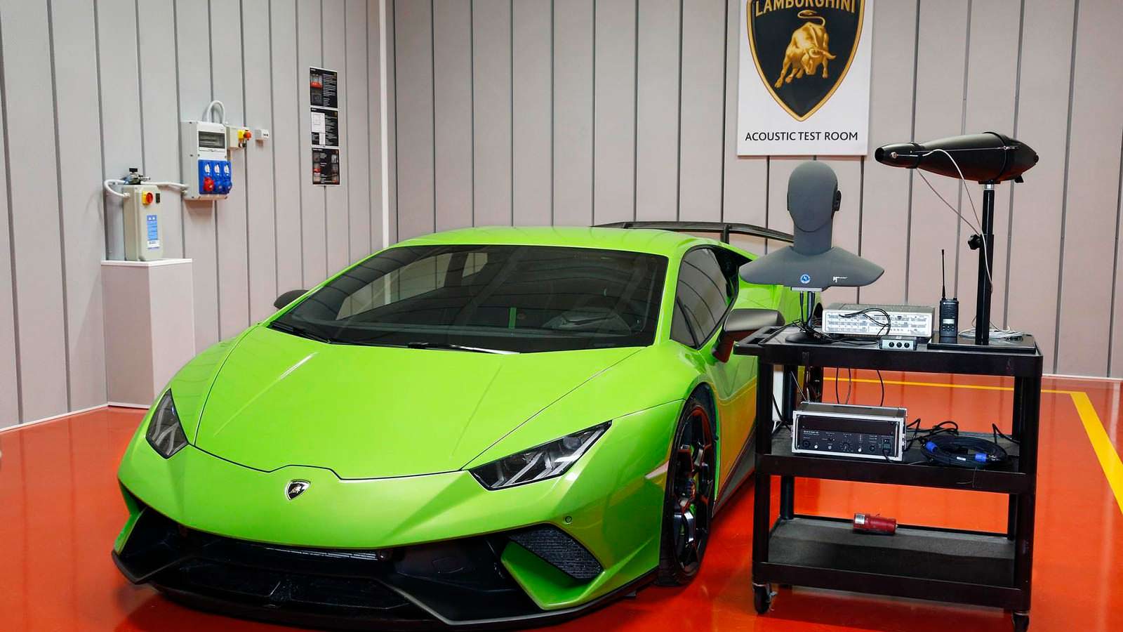 Голосовые машины. Комната в стиле Ламборгини. Комната Lamborghini. Lamborghini Sound. Ламборджини открытый багажник.