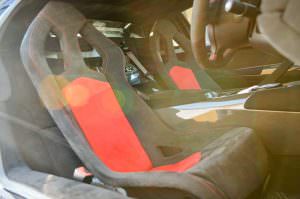 Чёрно-красные сиденья в салоне Lamborghini Murcielago SV