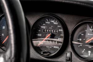 Одометр Porsche 911 Carrera RS 3.8 1995 года: почти 25 000 км