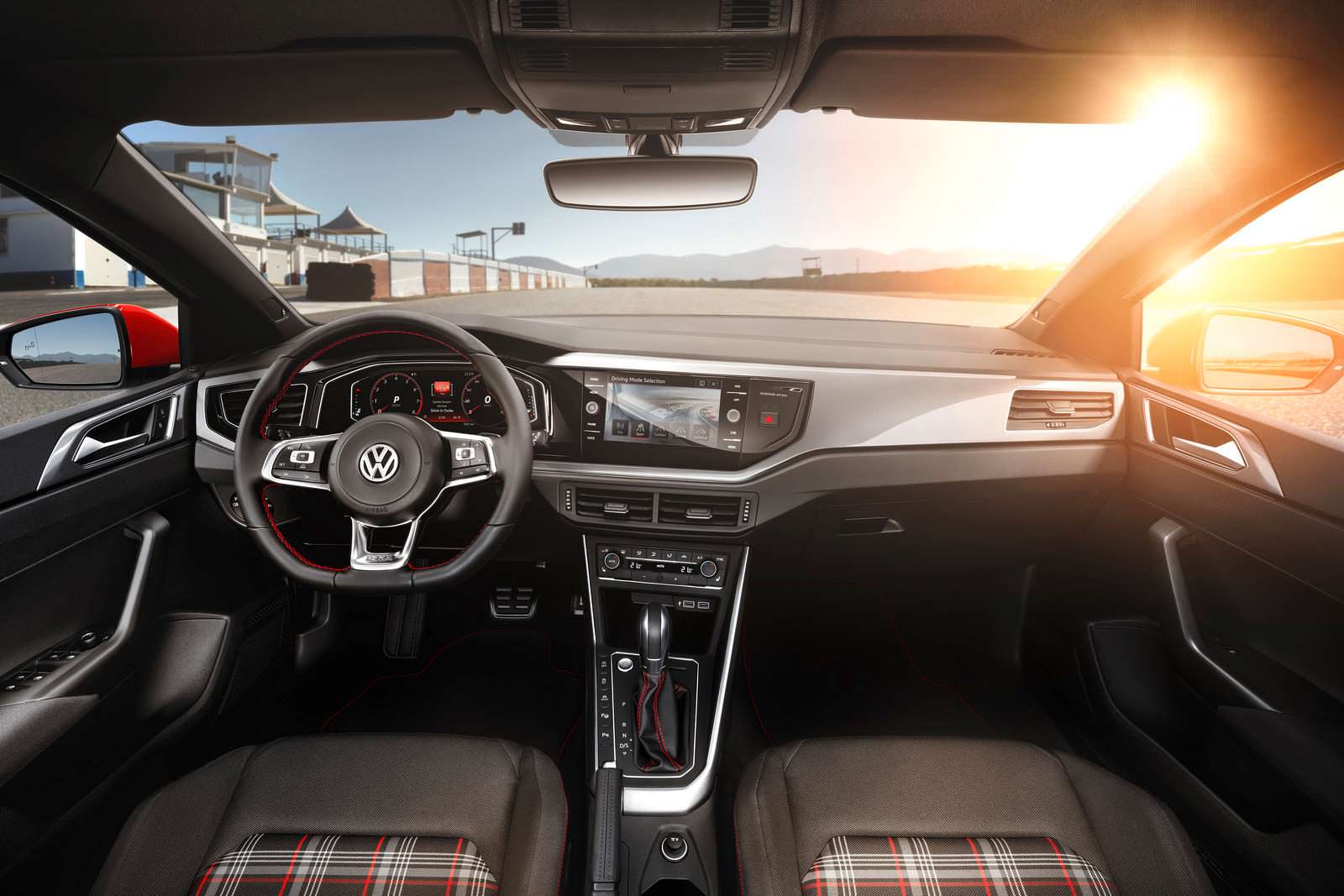Фото салона Volkswagen Golf GTI 2018 года