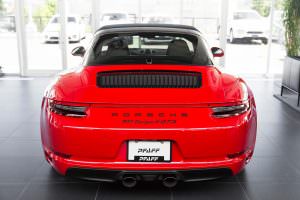 Красный Porsche 911 Targa 4 GTS оттенка Guards Red