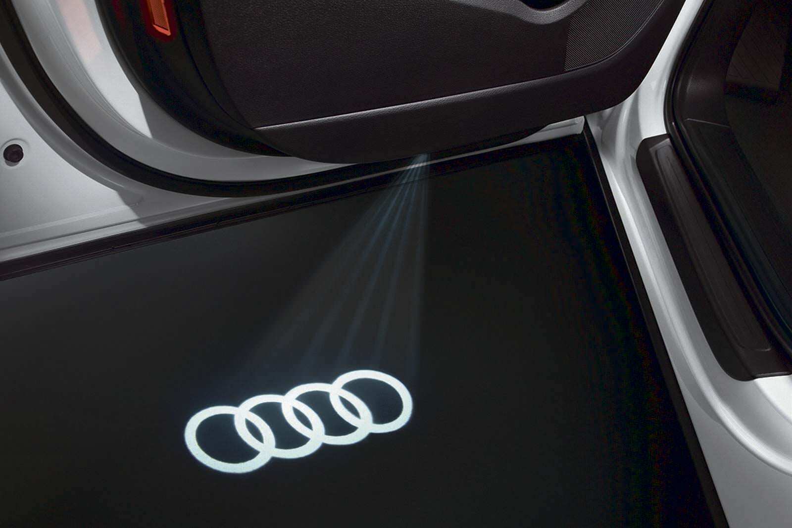Проекция логотипа Audi из дверей на пол