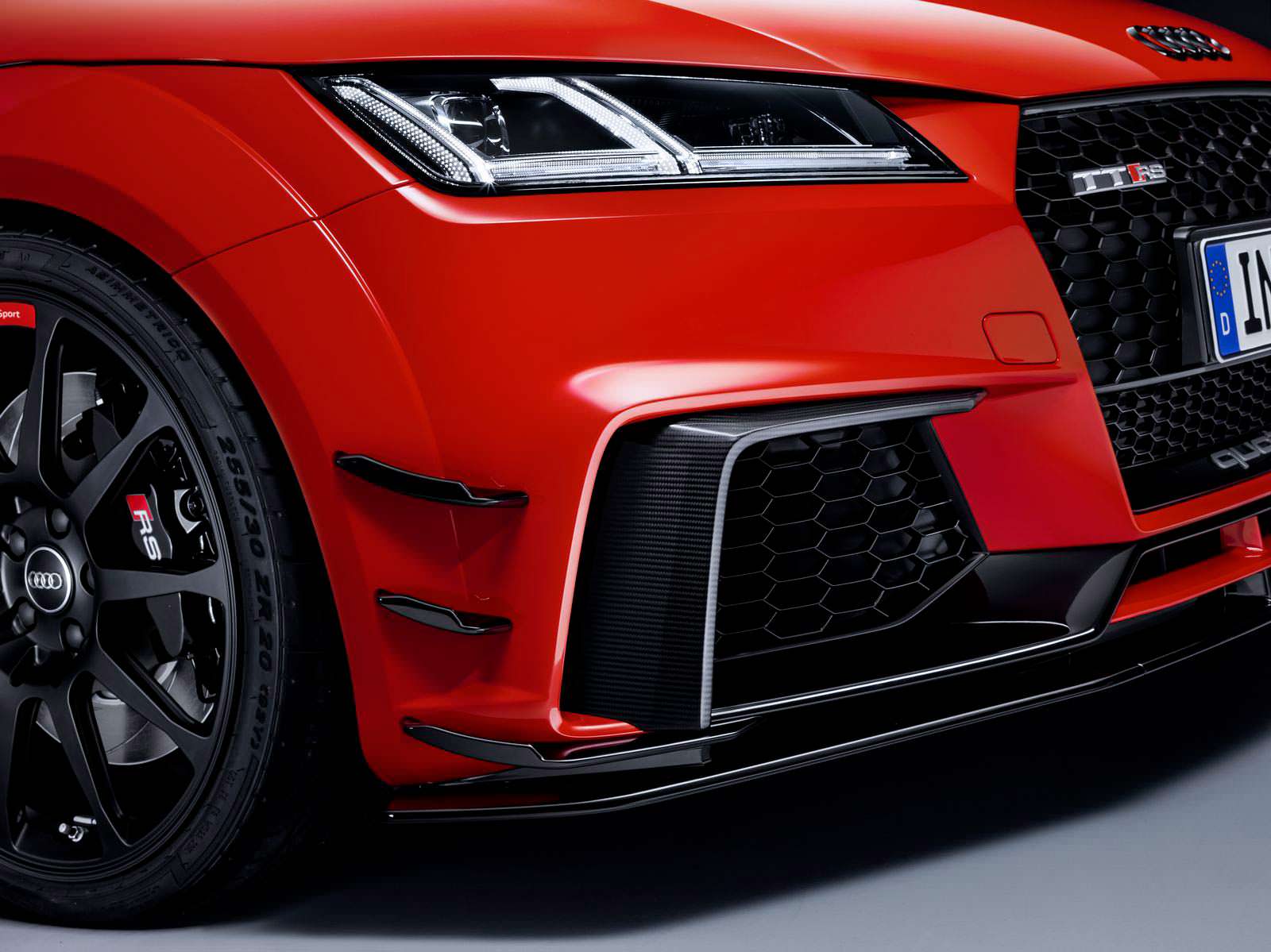 Агрессивные воздухозаборники Audi TT RS Performance