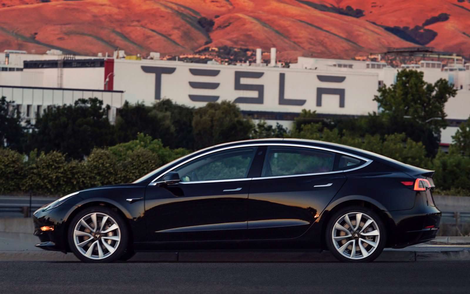 Первая серийная Tesla Model 3