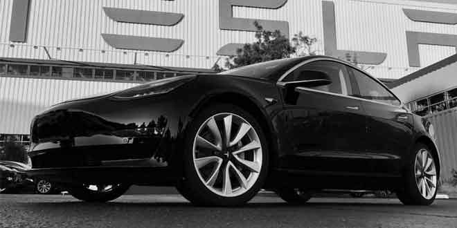 Первая Tesla Model 3 сошла с конвейера | фото и цена
