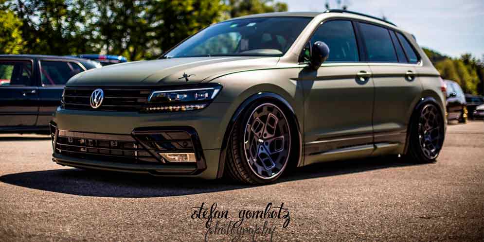 Заниженный VW Tiguan в армейском виниле на дисках R8CM9 | фото