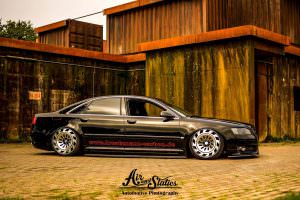 Чёрный седан Audi A8 D3 на дисках Radi8 R8T12