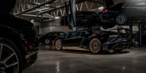 Чёрный Lamborghini Aventador SV на золотых дисках