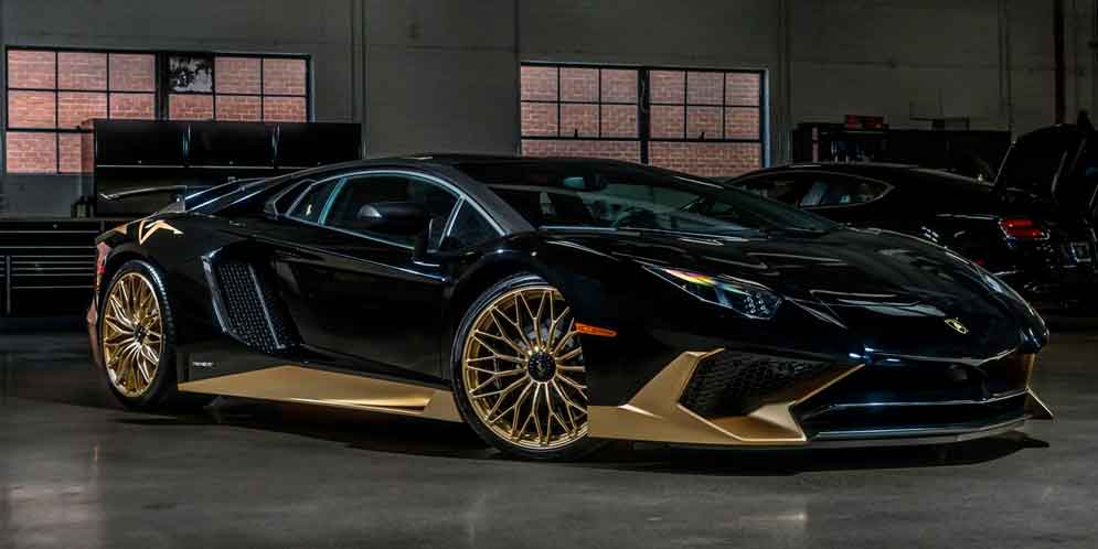 Чёрный с золотистым Lamborghini Aventador SV на фото