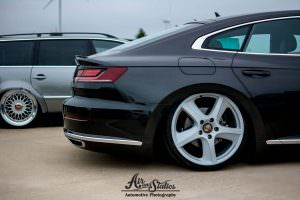 Чёрный Фольксваген Артеон на дисках от Кайена