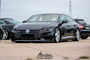 Заниженный чёрный Volkswagen Arteon на дисках Cayenne