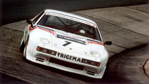 Гоночная Porsche 928 на трассе