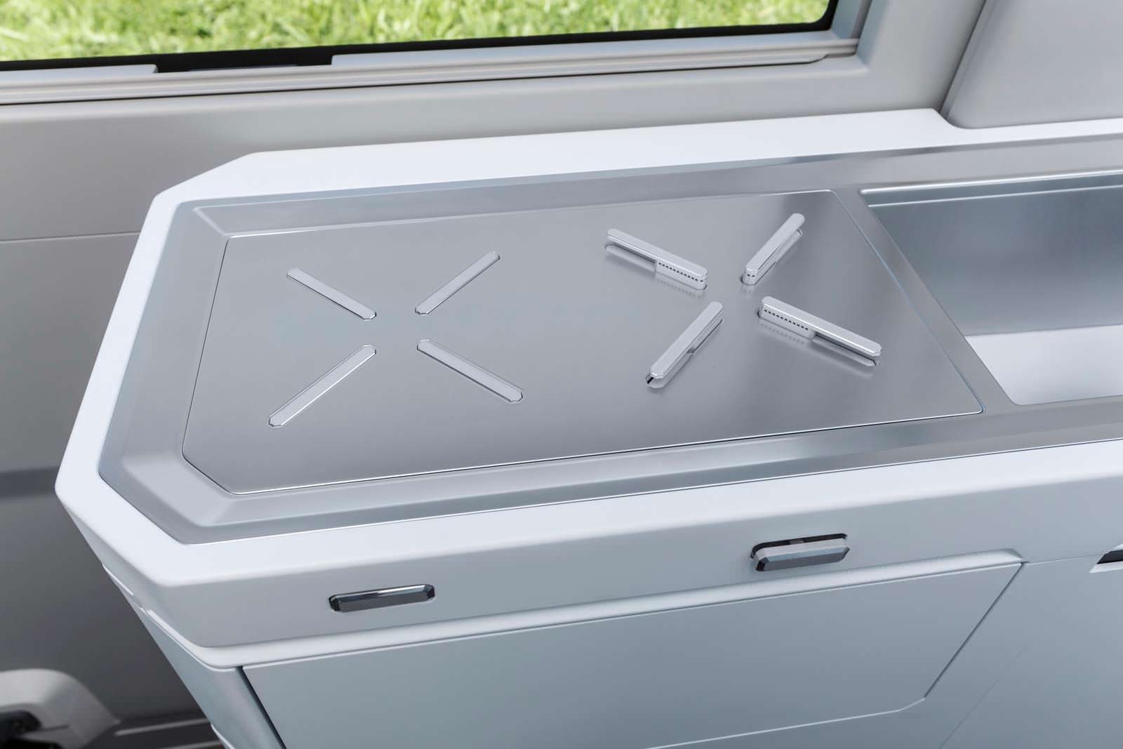 VW California XXL: варочная поверхность на кухне кемпера