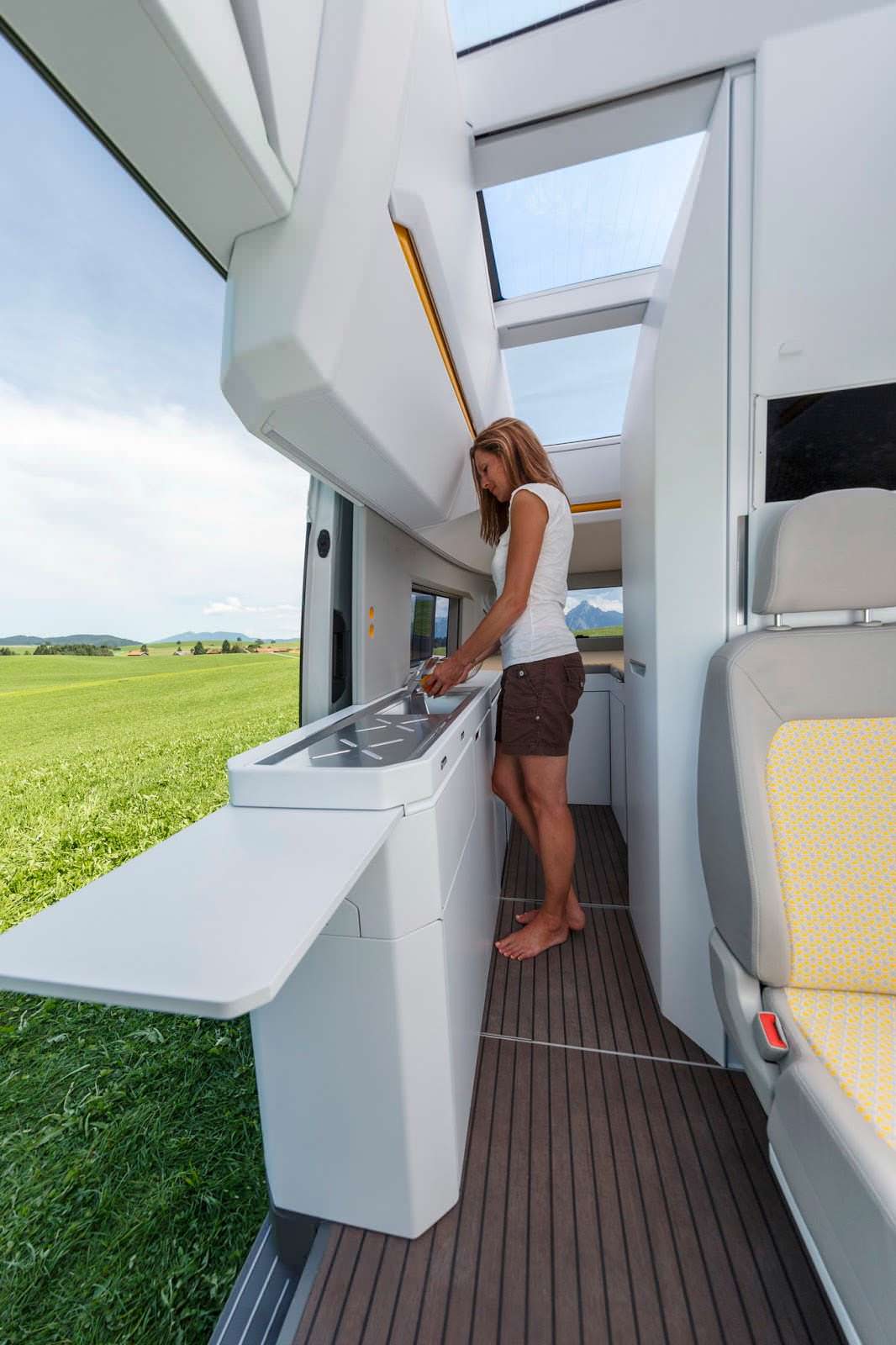 VW California XXL: раздвижная рабочая поверхность кухни кемпера