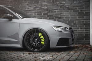 Черные диски и желтые суппорты Audi RS3 от Neidfaktor