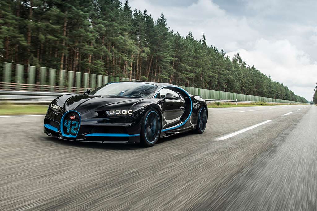 Гиперкар Bugatti Chiron на гоночной трассе