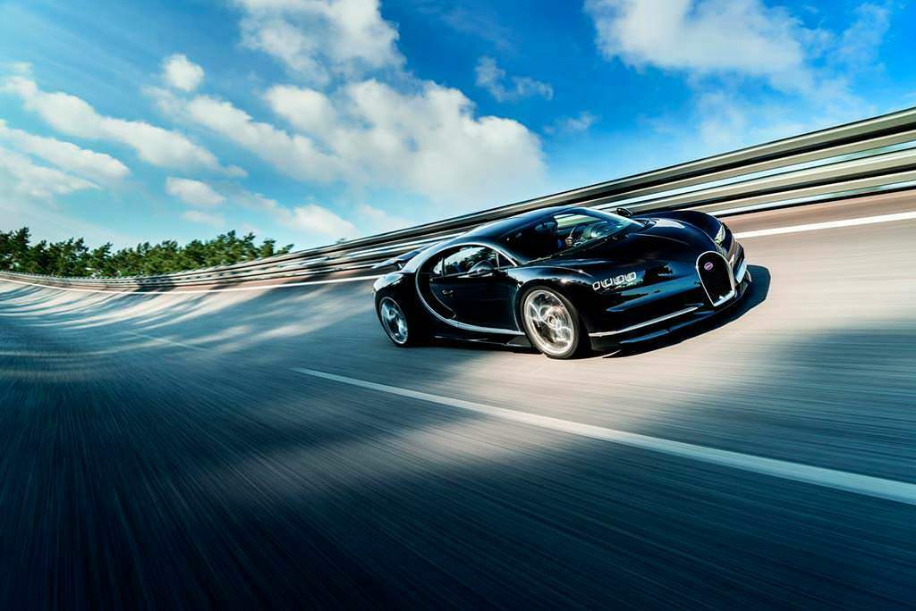 Гиперкар Bugatti Chiron на скорости