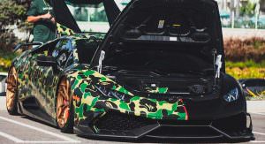 Чёрный Lamborghini Huracan в камуфляже на половину кузова