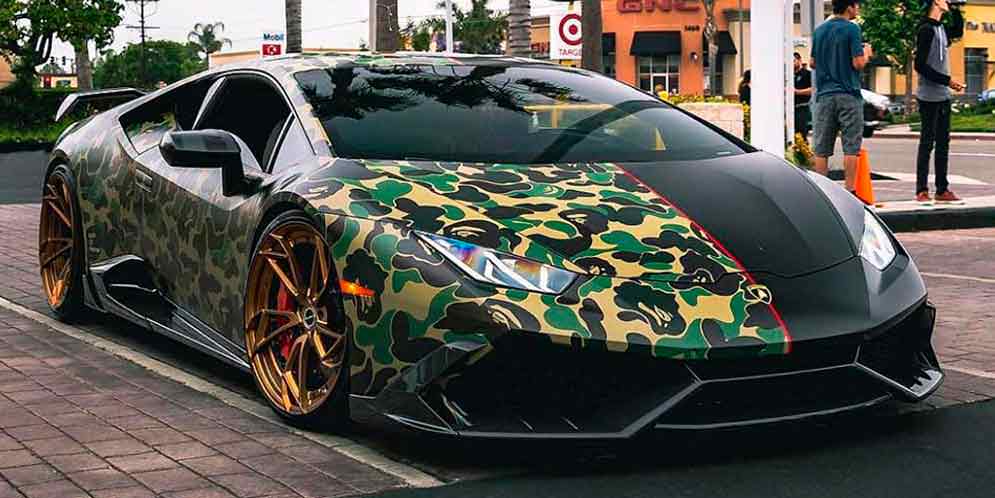 Чёрный Lamborghini Huracan в Camo-виниле