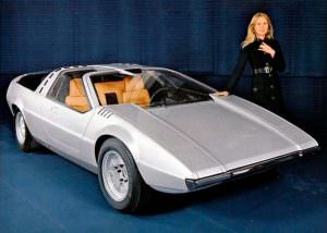 Модель позирует у Porsche Tapiro