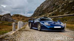 Суперкар Porsche 911 GT1 позирует для фото в Альпах