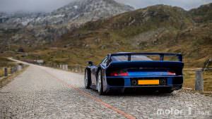 Фото суперкара Porsche 911 GT1 в Альпах