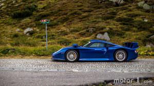 Фото суперкара Porsche 911 GT1 в Альпах, ШВейцария