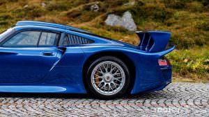Суперкар Porsche 911 GT1 в Альпах, ШВейцария