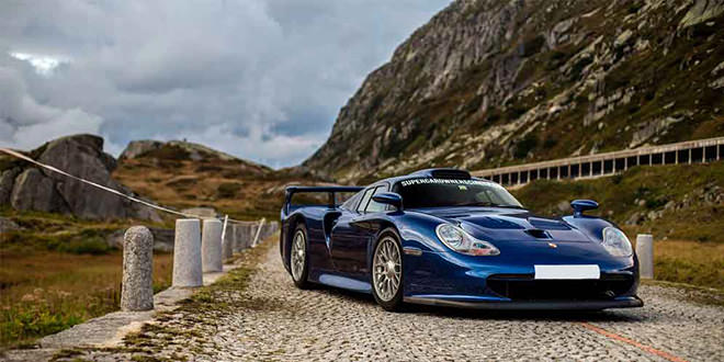 Porsche 911 GT1 позирует для фото в Альпах