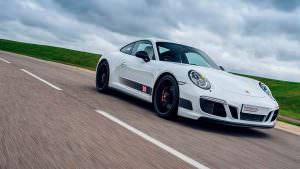 Белый Porsche 911 Carrera 4 GTS British Legends Edition