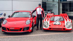 Красный Porsche 911 Carrera 4 GTS British Legends Edition