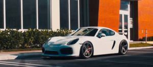 Белый Porsche Cayman GT4 на дисках Vossen HC-1