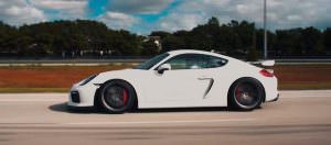 Белый Porsche Cayman GT4