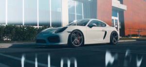 Белый Porsche Cayman GT4 на колесах Vossen Forged