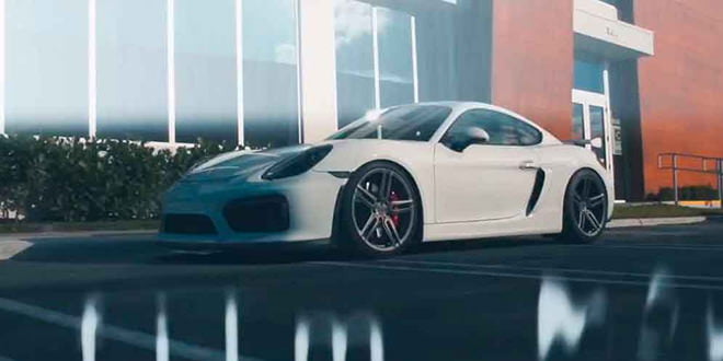 Белый Porsche Cayman GT4 на дисках Vossen Forged HC-1 | фото