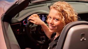 Лаура Зигемунд за рулем Porsche 911 Carrera 4 GTS Cabriolet