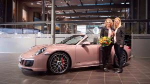 Porsche 911 Carrera 4 GTS Cabriolet цвета Frozen Berry Metallic