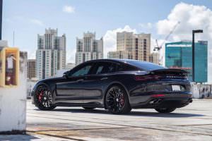 Чёрная Porsche Panamera на дисках P200 от HRE Wheels