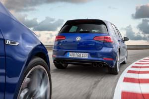 Синий Volkswagen Golf R Performance Pack
