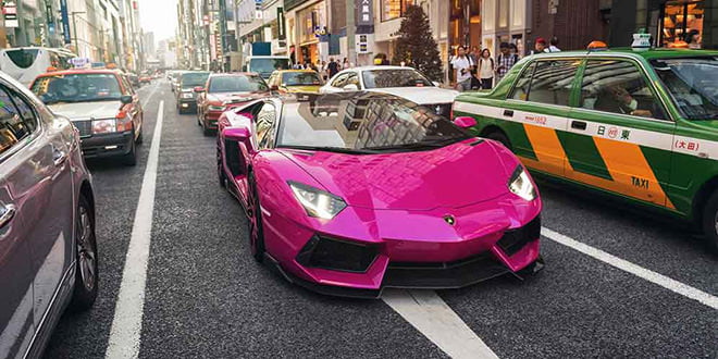 Тотально розовый Lamborghini Aventador на фото в Токио