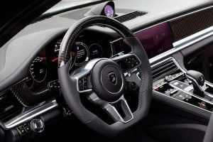 Вставки углерода на руле Porsche Panamera Stingray GTR