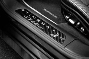 Углеродные вставки на порогах Porsche Panamera Stingray GTR