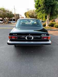 Чёрный седан Audi 100 LS 1974 года выпуска