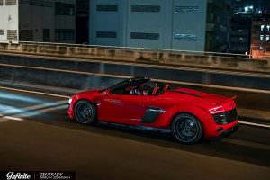 Красная Audi R8 Spyder в обвесе Liberty Walk